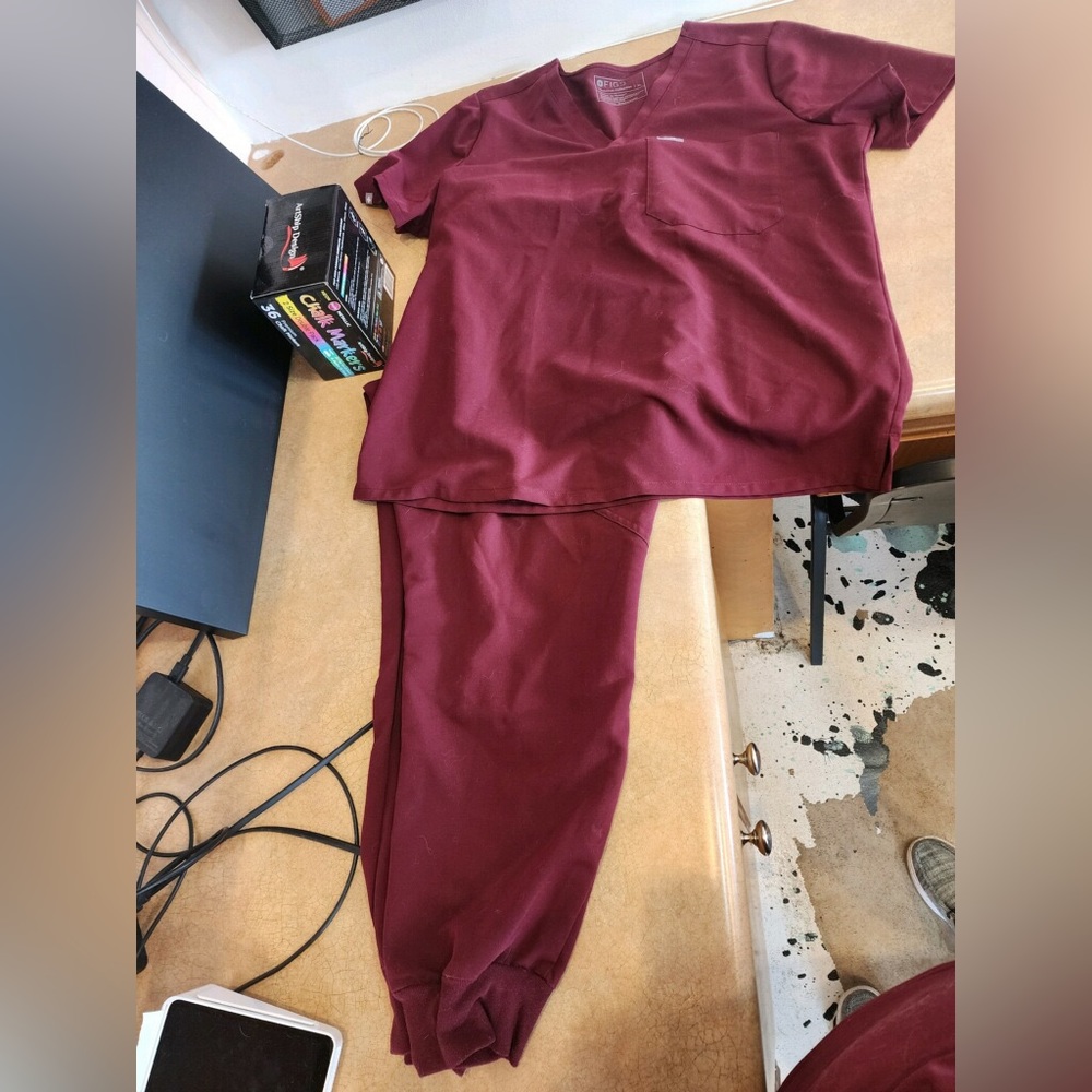 Size XL Figs jogger scrub set